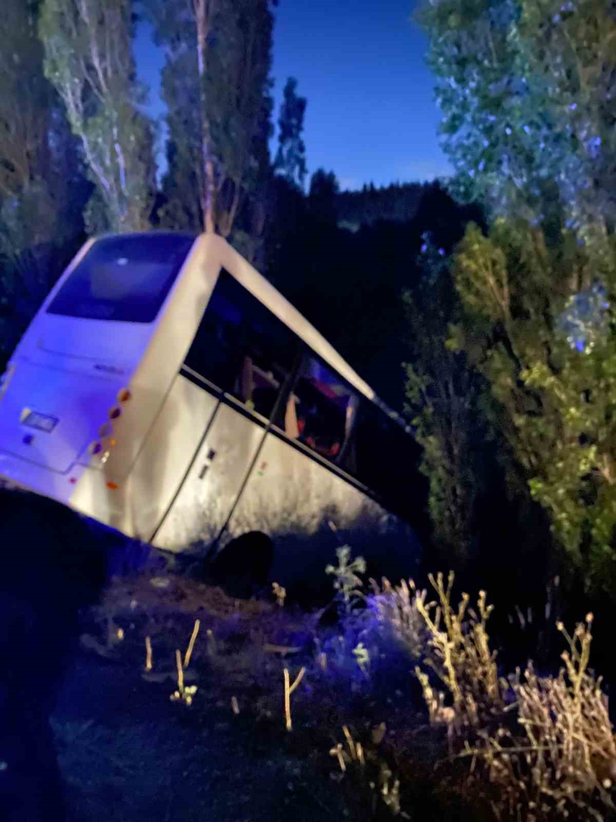 ankarada servis araci yol kenarina devrildi 8 yarali 1 zrpOnSJ7