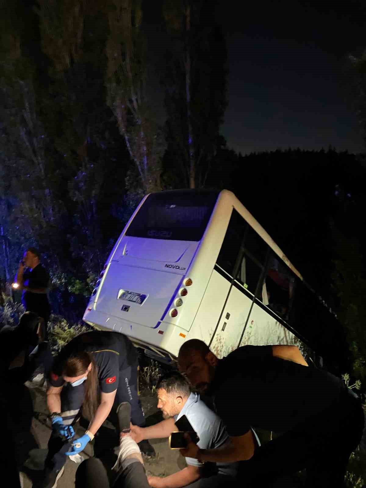 ankarada servis araci yol kenarina devrildi 8 yarali 2