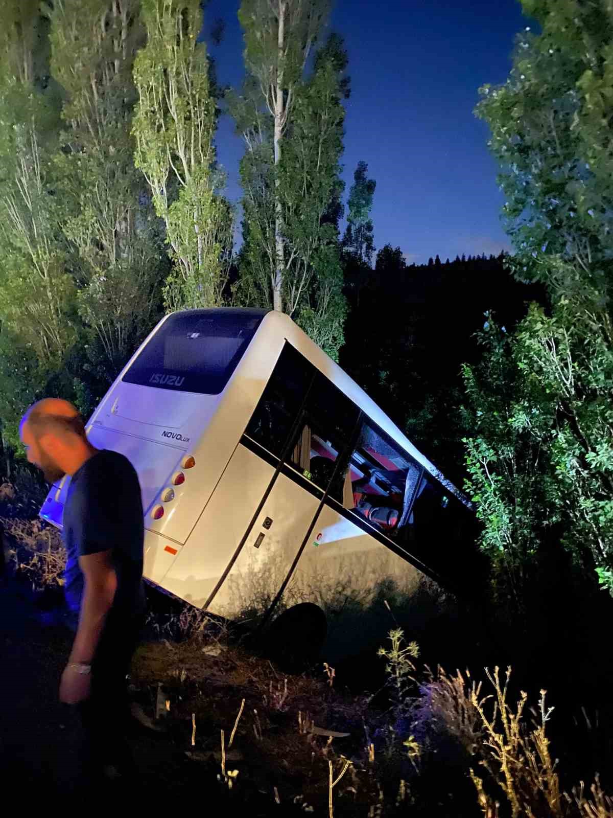 ankarada servis araci yol kenarina devrildi 8 yarali 3 Dlutcvvc