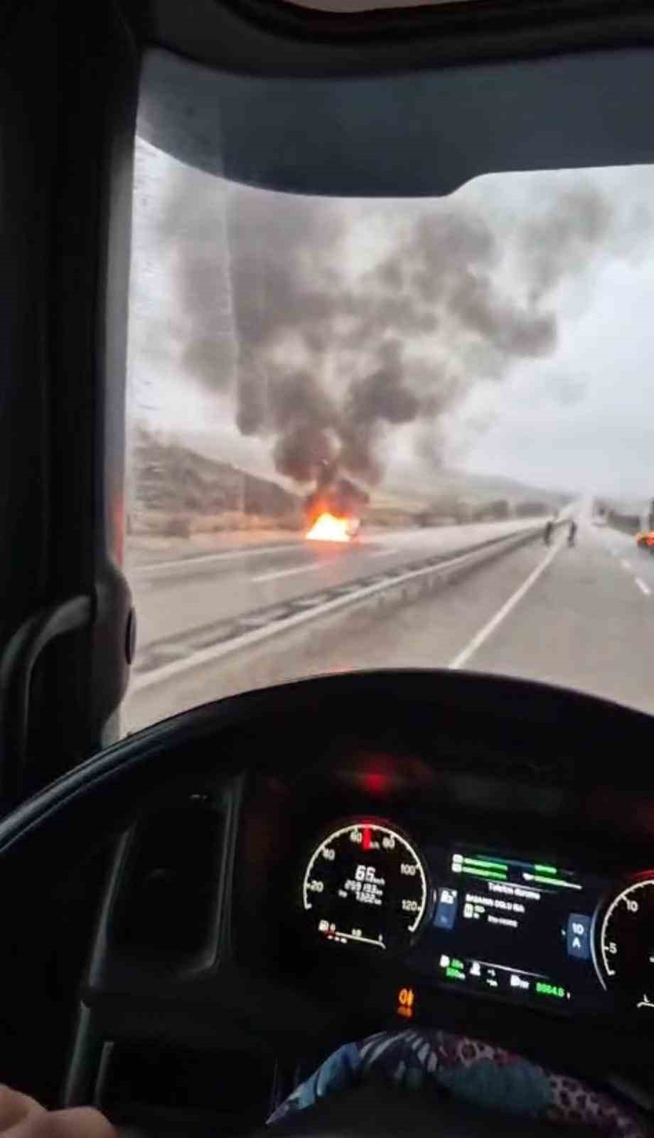 Ankara’da seyir halindeki otomobil alev aldı 4 ankarada seyir halindeki otomobil alev aldi 0 OXrL3jA1