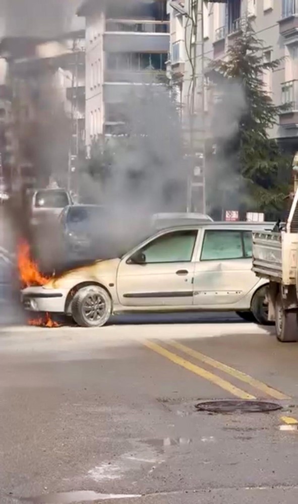 ankarada seyir halindeki otomobil alev aldi 2