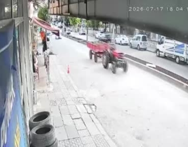 ankarada-seyir-halindeki-traktorun-yerinden-cikan-romorku-panige-neden-oldu-zh7gaSLI.jpg