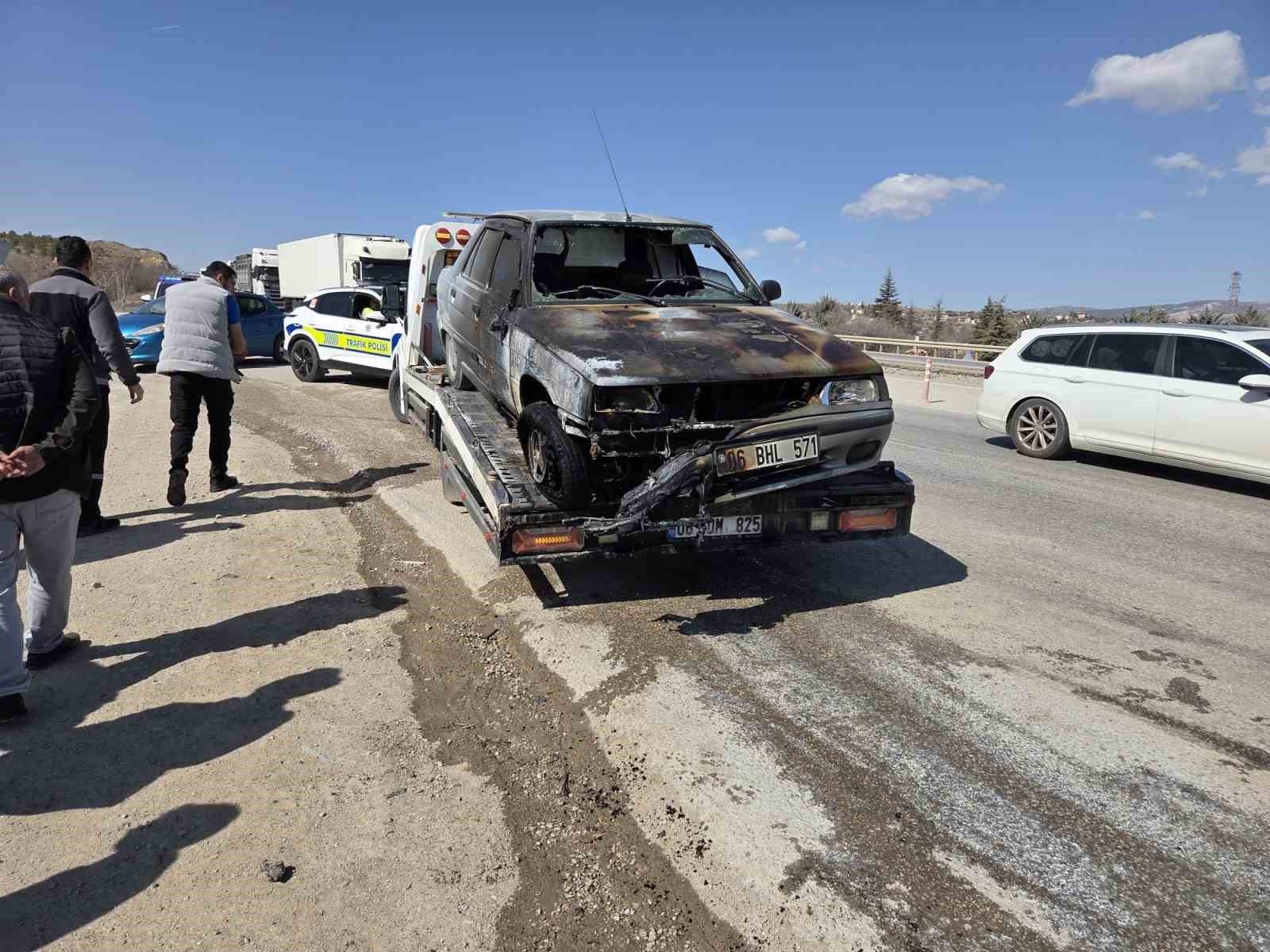 Ankara’da seyir halindeyken yanan otomobil kullanılamaz hale geldi 5 ankarada seyir halindeyken yanan otomobil kullanilamaz hale geldi 1