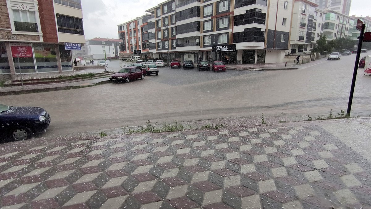 ankarada siddetli yagmur ve dolu sokaklari gole cevirdi 0 WFBk36SL