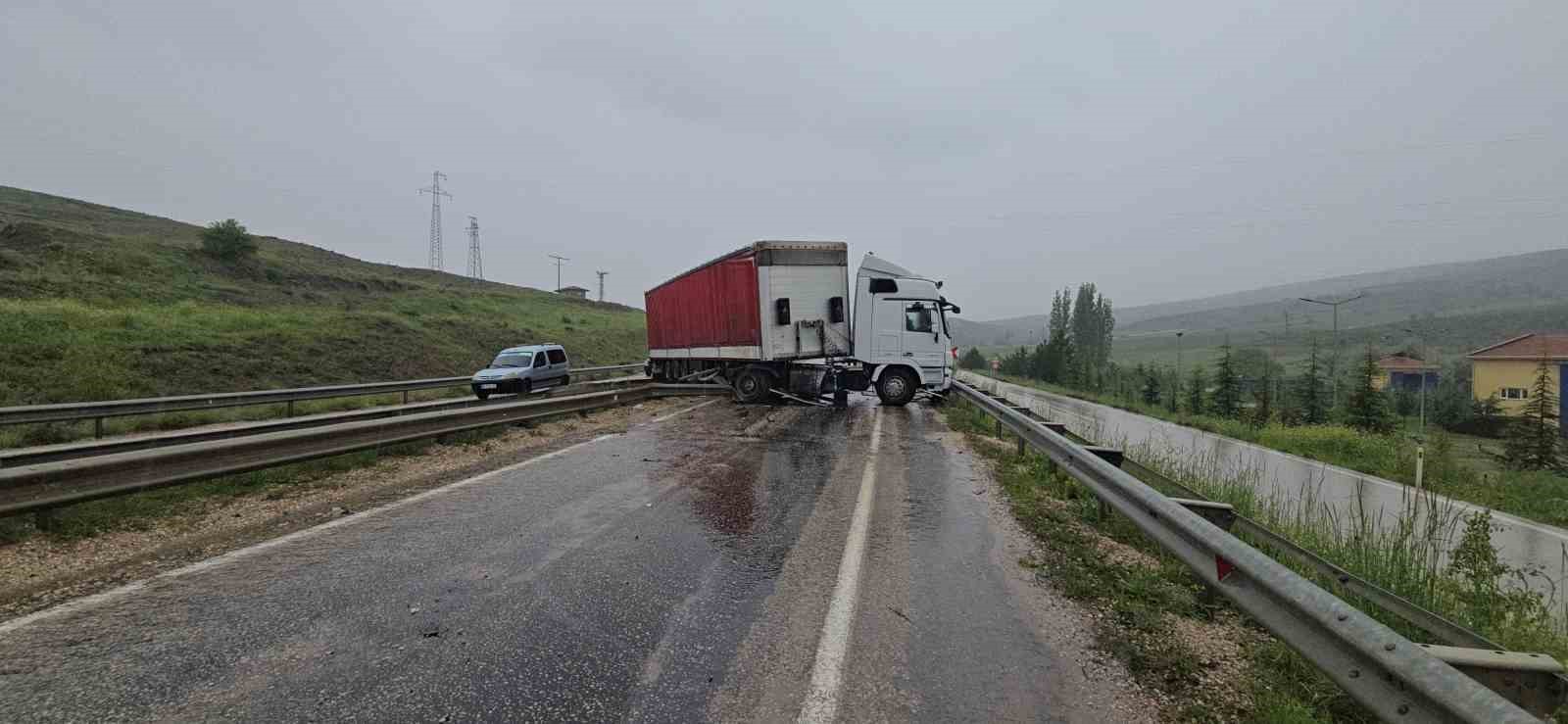 ankarada tir ile minibus carpisti 11 yarali 0 ZfL8FBk9
