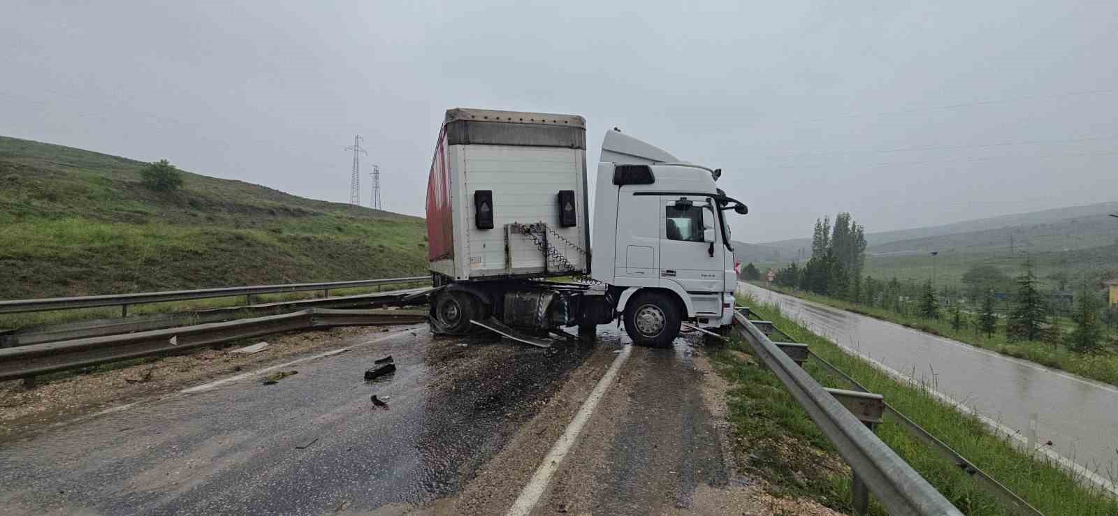 ankarada tir ile minibus carpisti 11 yarali 1 816ePeYR