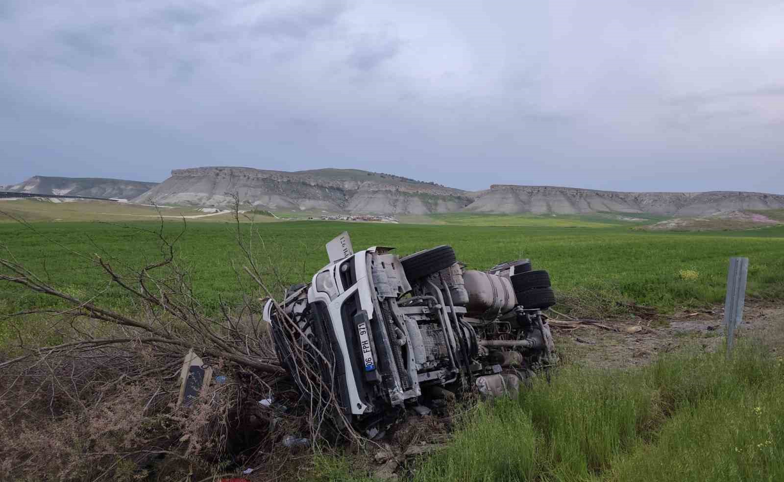 Ankara’da tır şarampole devrildi: 1 ağır yaralı 4 ankarada tir sarampole devrildi 1 agir yarali 0 PDUhssDC