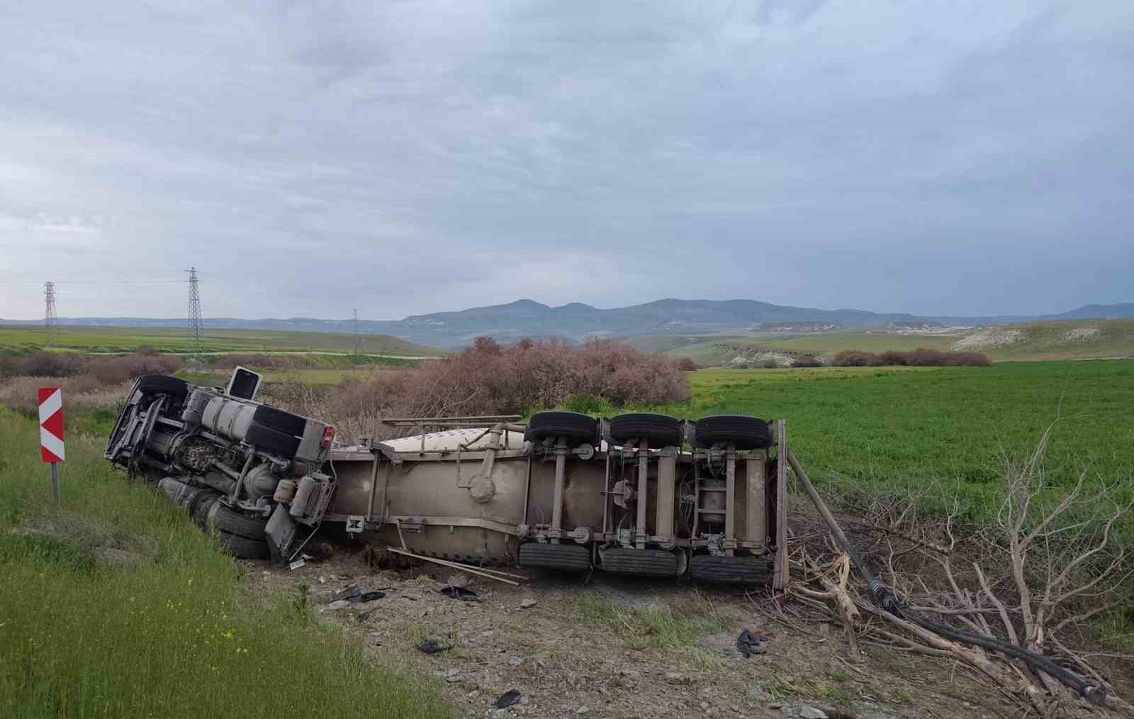 Ankara’da tır şarampole devrildi: 1 ağır yaralı 5 ankarada tir sarampole devrildi 1 agir yarali 1