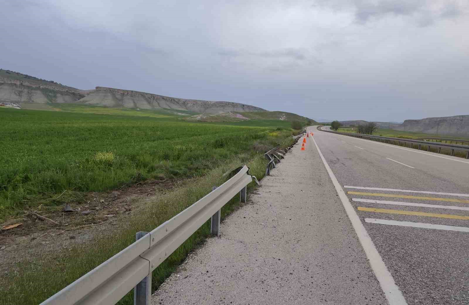 Ankara’da tır şarampole devrildi: 1 ağır yaralı 6 ankarada tir sarampole devrildi 1 agir yarali 2 u8Esyq4M