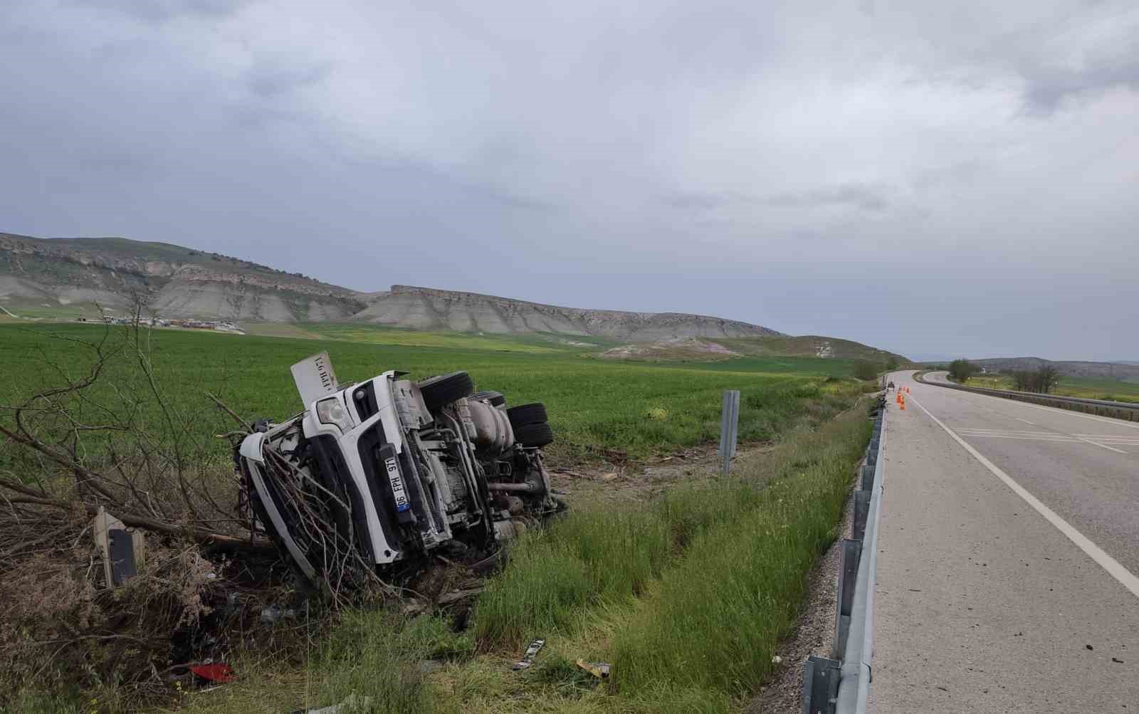 Ankara’da tır şarampole devrildi: 1 ağır yaralı 7 ankarada tir sarampole devrildi 1 agir yarali 3 Sy46pu7j