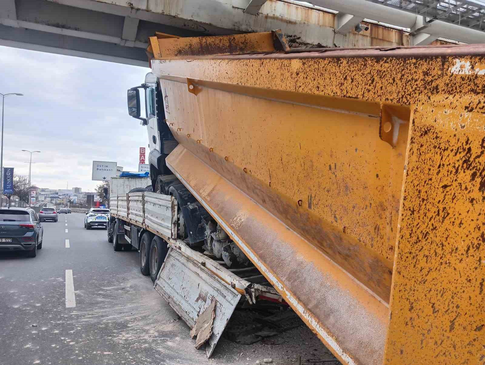 ankarada tira yuklenmis hafriyat kamyonu ust gecide carpti 1 s2krZkQy