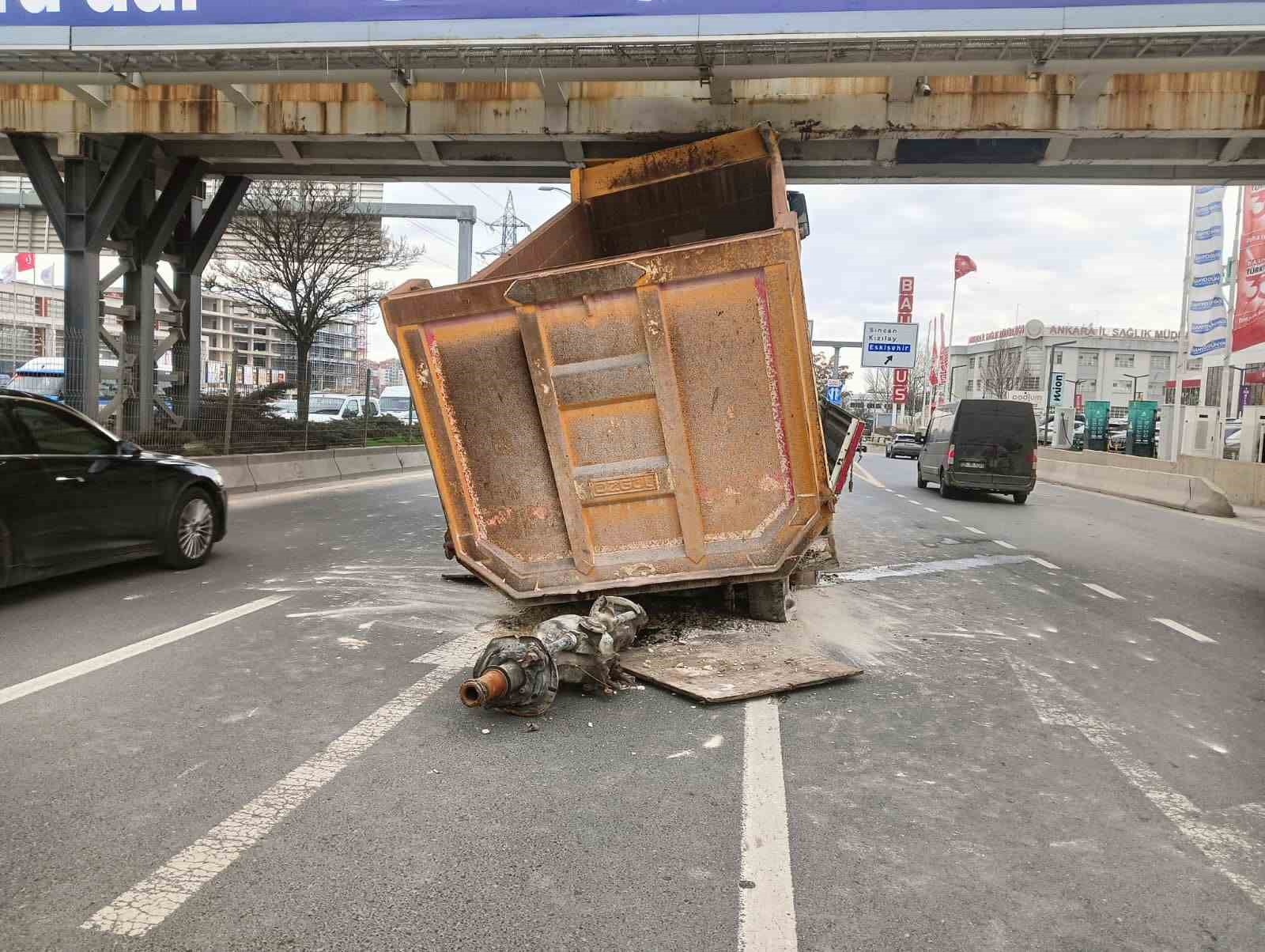 ankarada tira yuklenmis hafriyat kamyonu ust gecide carpti 2 avd11ejq