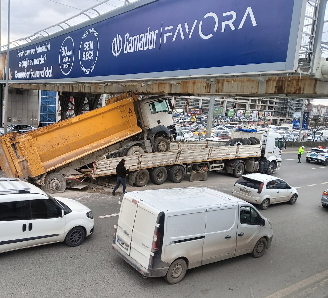 ankarada tira yuklenmis hafriyat kamyonu ust gecide carpti 3 R7SBLYz8