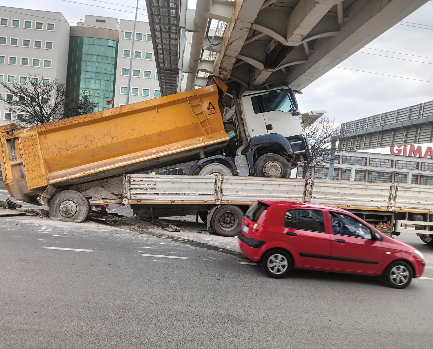 ankarada tira yuklenmis hafriyat kamyonu ust gecide carpti 4 MOfgzpvg