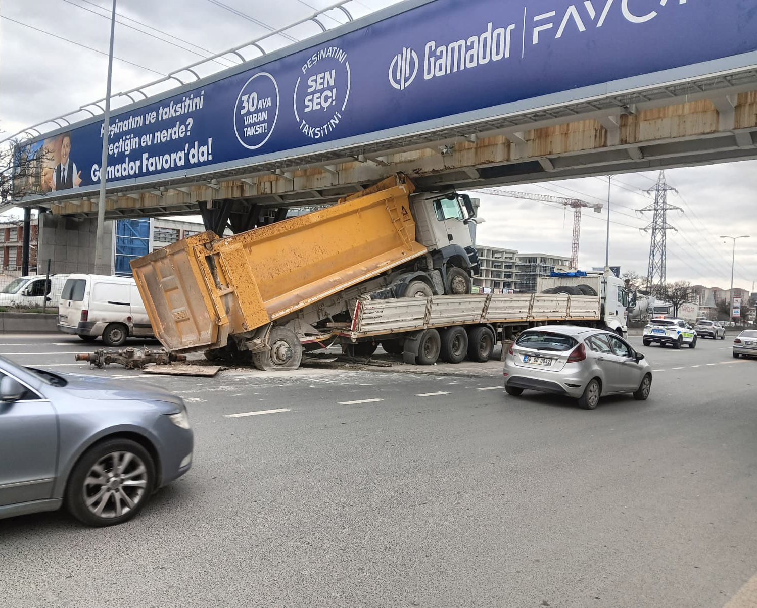 ankarada tira yuklenmis hafriyat kamyonu ust gecide carpti 5 CbL6rMYy