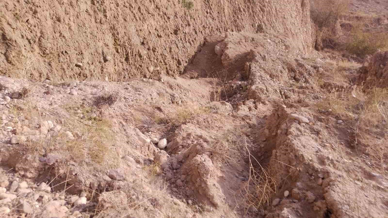 ankarada toprak kaymasi meydana gelen yol trafige kapatildi 0 PJXwSQMB