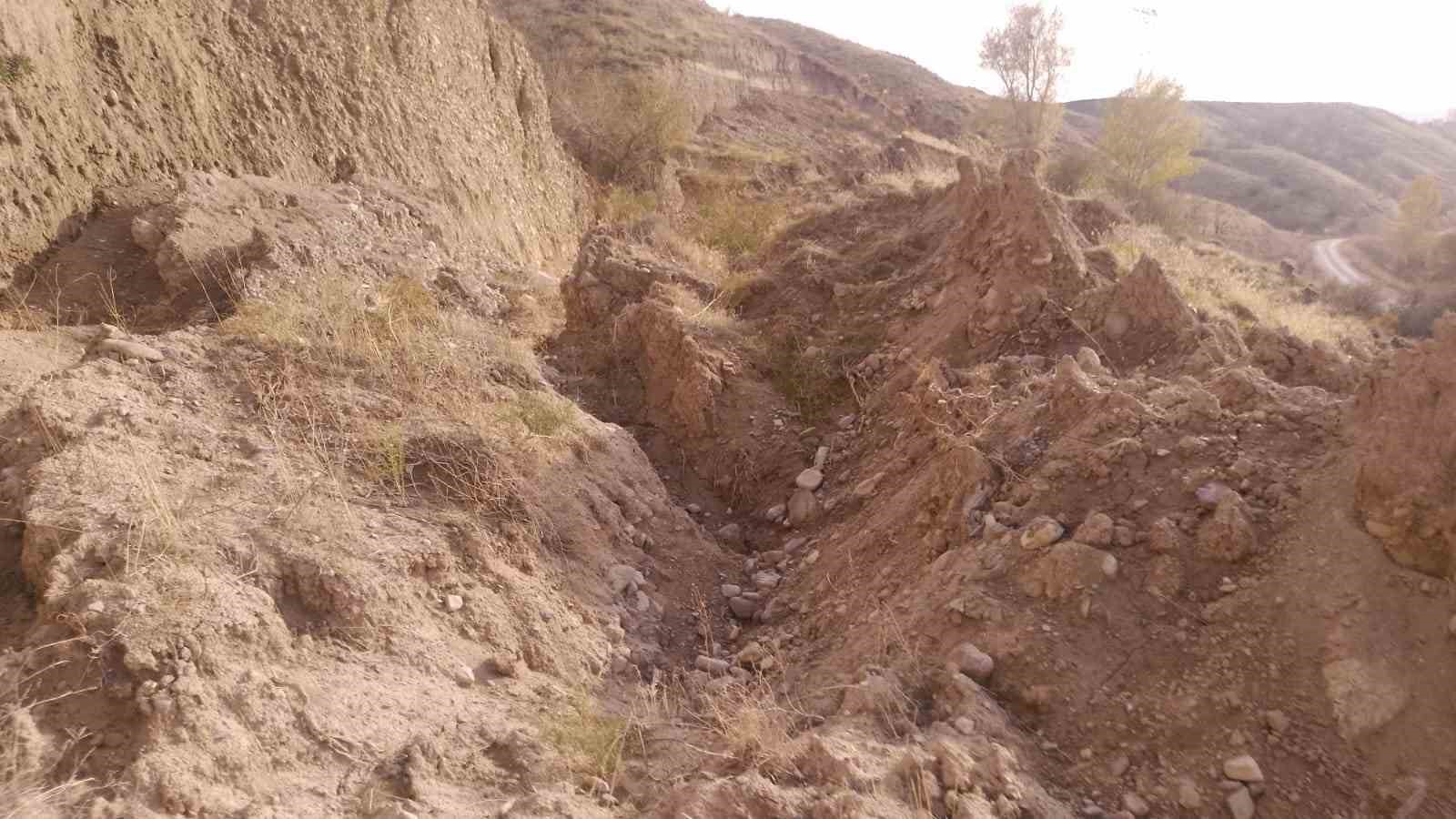 ankarada toprak kaymasi meydana gelen yol trafige kapatildi 1 R4N5hVAD