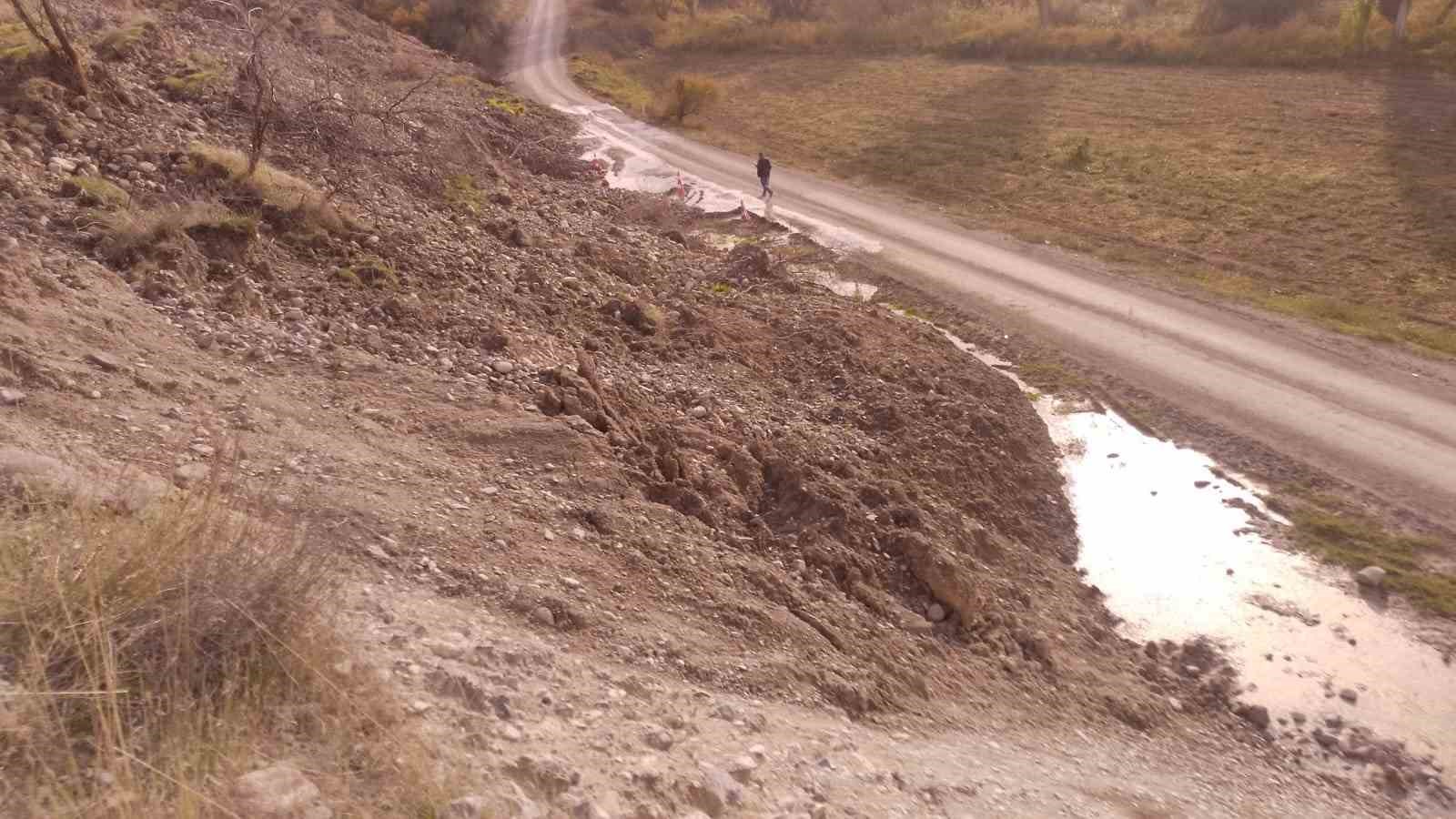 ankarada toprak kaymasi meydana gelen yol trafige kapatildi 4