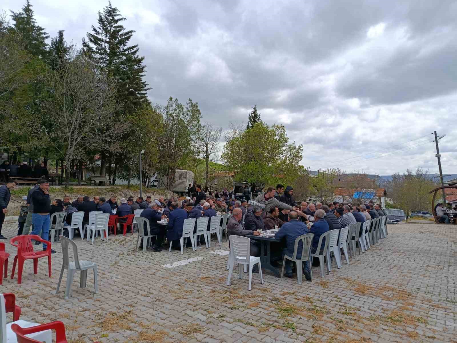 Ankara’da vatandaşlardan yağmur duası 4 ankarada vatandaslardan yagmur duasi 0 giyeu5EZ