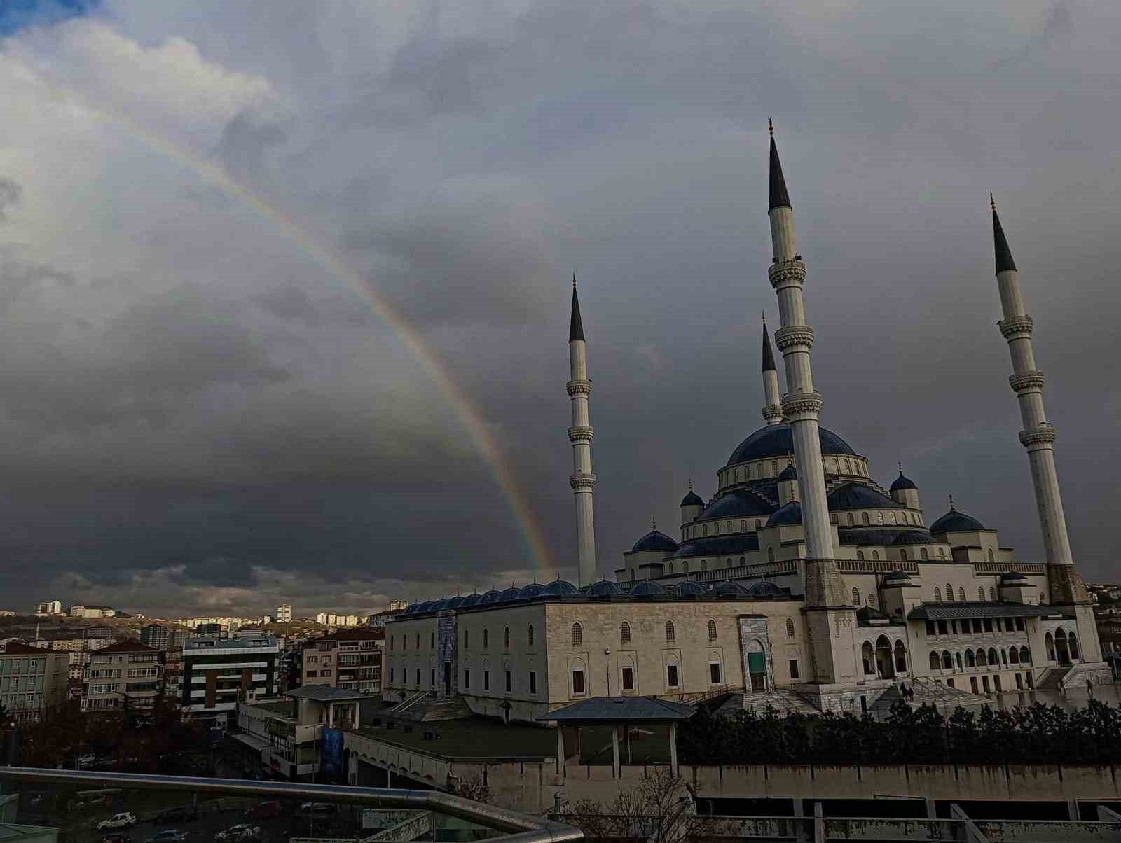 ankarada yagmur sonrasi gokkusagi hayran birakti 0 Ha7RHAWS