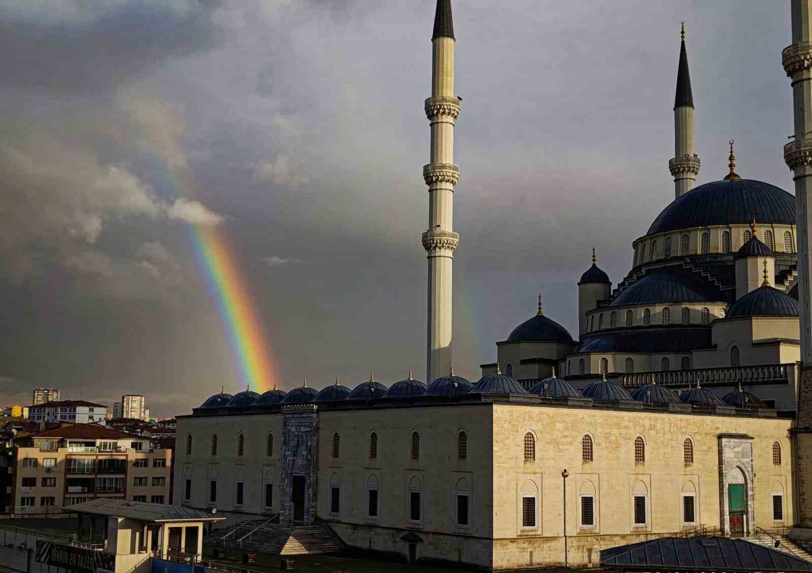 ankarada yagmur sonrasi gokkusagi hayran birakti 1 YQA2Rmm1