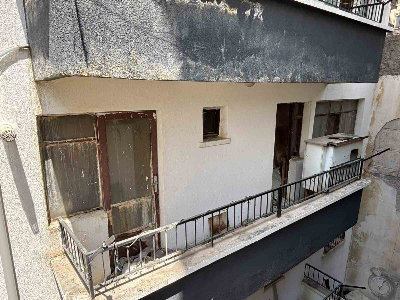 Ankara’da yaşlı çifte ait evden kamyon dolusu çöp çıkartıldı 4 ankarada yasli cifte ait evden kamyon dolusu cop cikartildi 0 1ckw3y3b