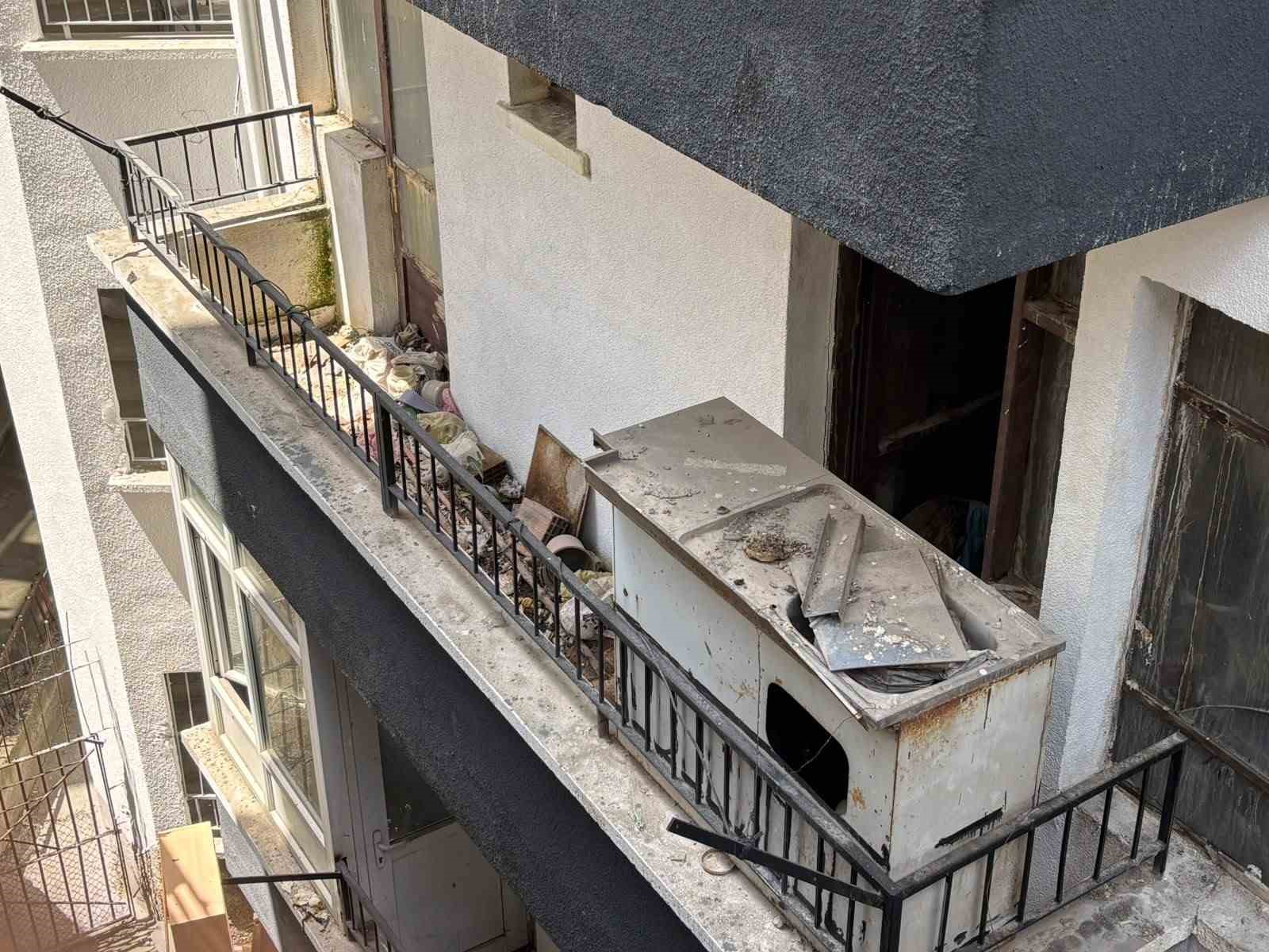 Ankara’da yaşlı çifte ait evden kamyon dolusu çöp çıkartıldı 5 ankarada yasli cifte ait evden kamyon dolusu cop cikartildi 1 NR6NFr7R