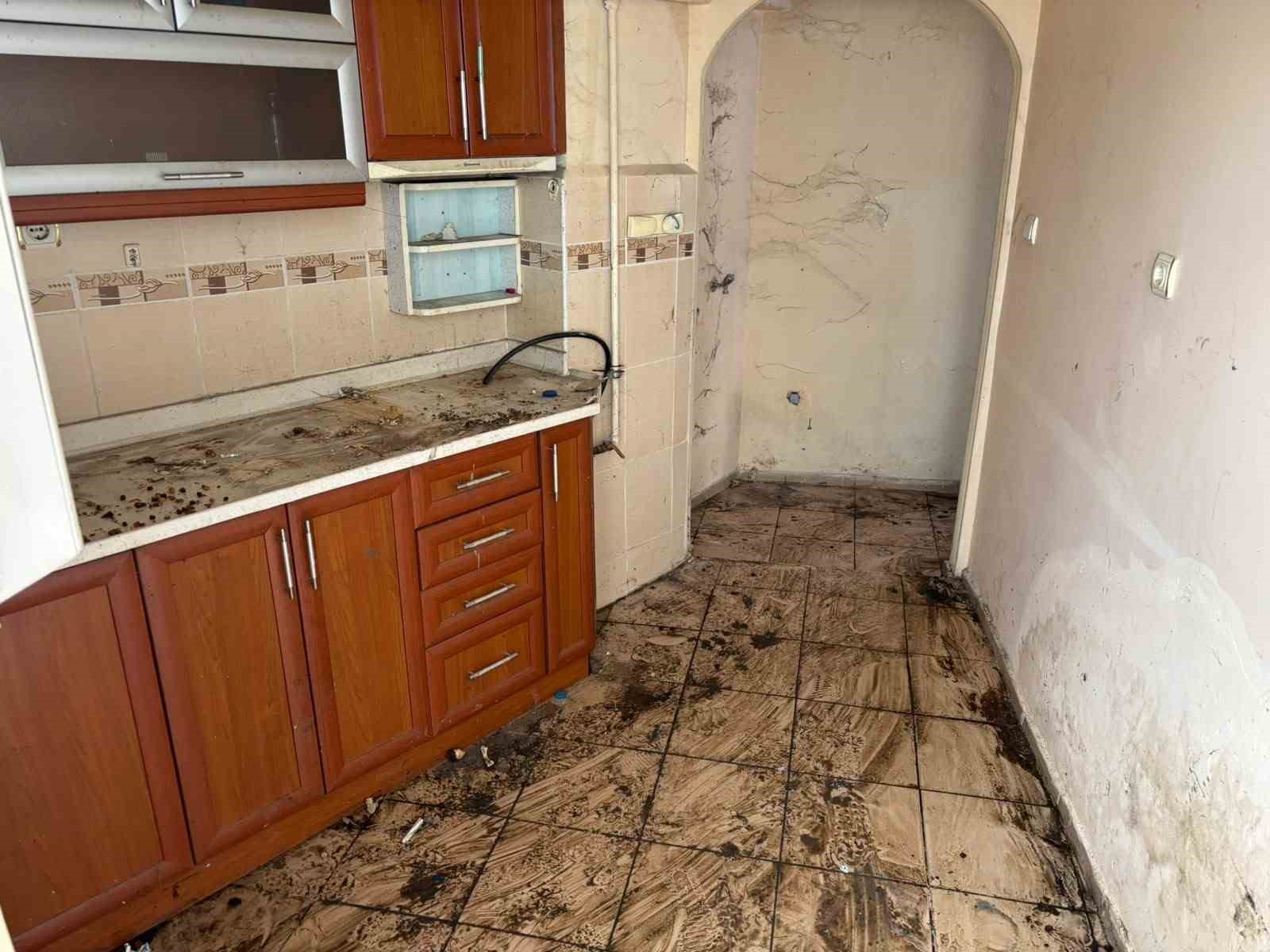 Ankara’da yaşlı çifte ait evden kamyon dolusu çöp çıkartıldı 6 ankarada yasli cifte ait evden kamyon dolusu cop cikartildi 2 KM7s86TX