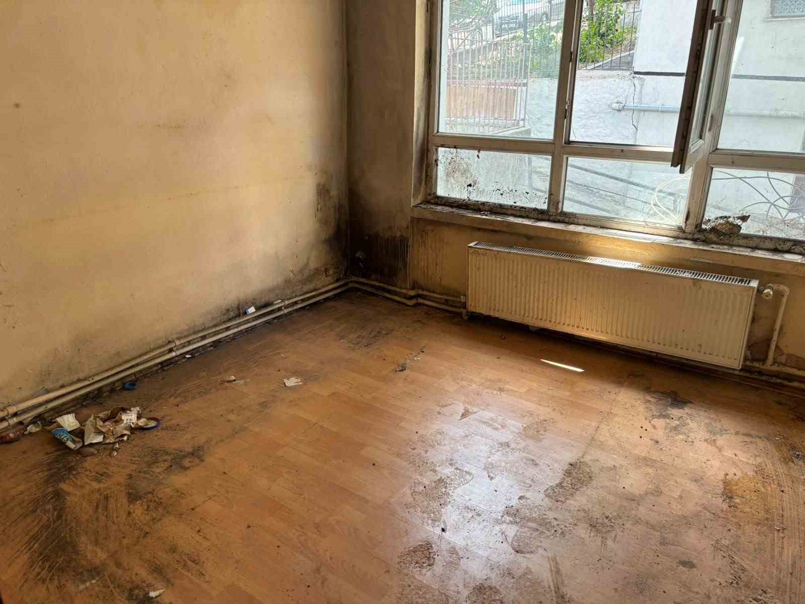 Ankara’da yaşlı çifte ait evden kamyon dolusu çöp çıkartıldı 8 ankarada yasli cifte ait evden kamyon dolusu cop cikartildi 4 MFTy1I8I