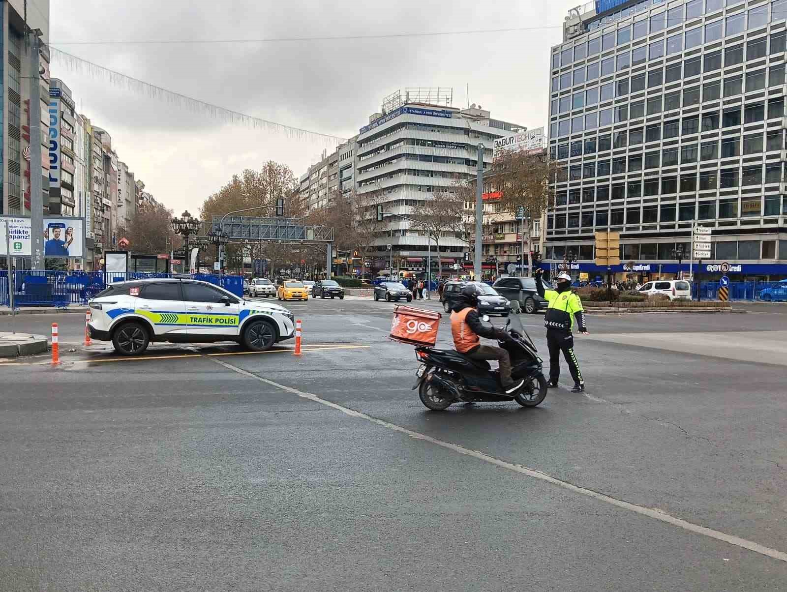 ankarada yilbasi kizilay ve tunali caddesi basta olmak uzere cok sayida yerde guvenlik onemleri QS1IqfZ6
