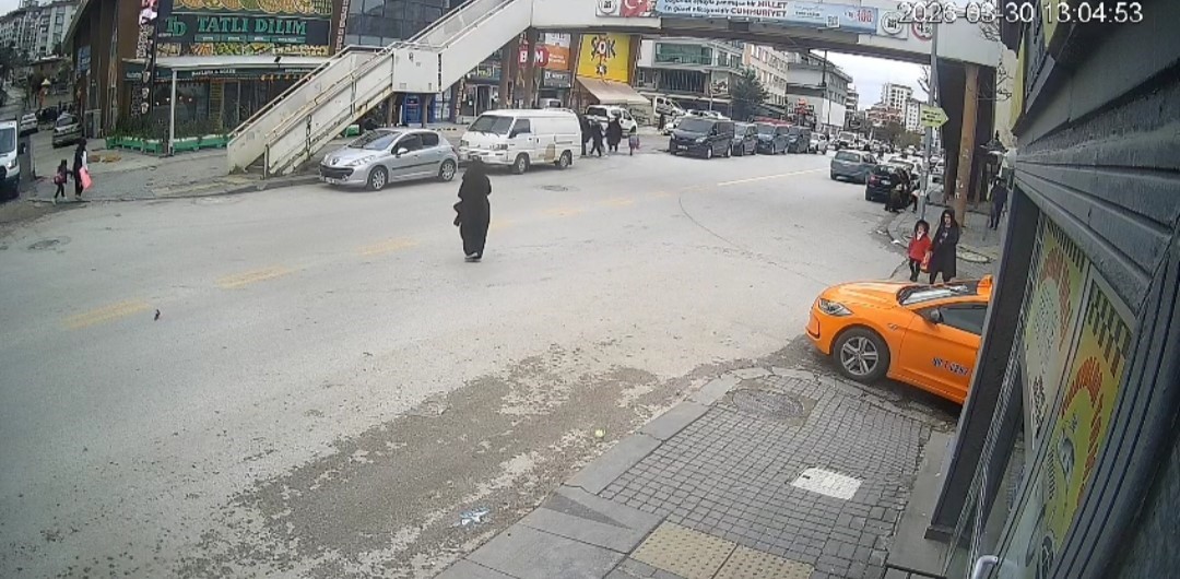ankarada yolun karsisina gecmeye calistigi sirada otomobil carpan cocuk agir yaralandi 0 MqvnPpzn