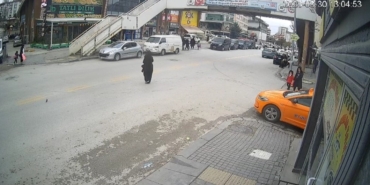ankarada-yolun-karsisina-gecmeye-calistigi-sirada-otomobil-carpan-cocuk-agir-yaralandi-jUnYGl2X.jpg