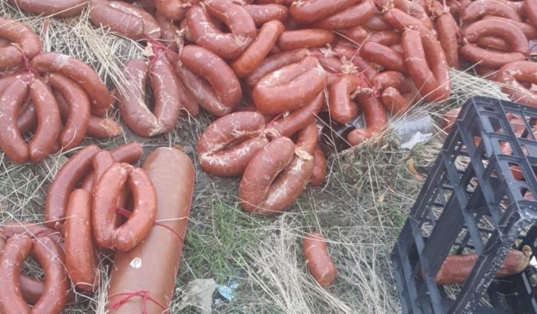 ankarada-yuzlerce-kilo-et-urunu-bos-araziye-atildi-wuzNZWid.jpg