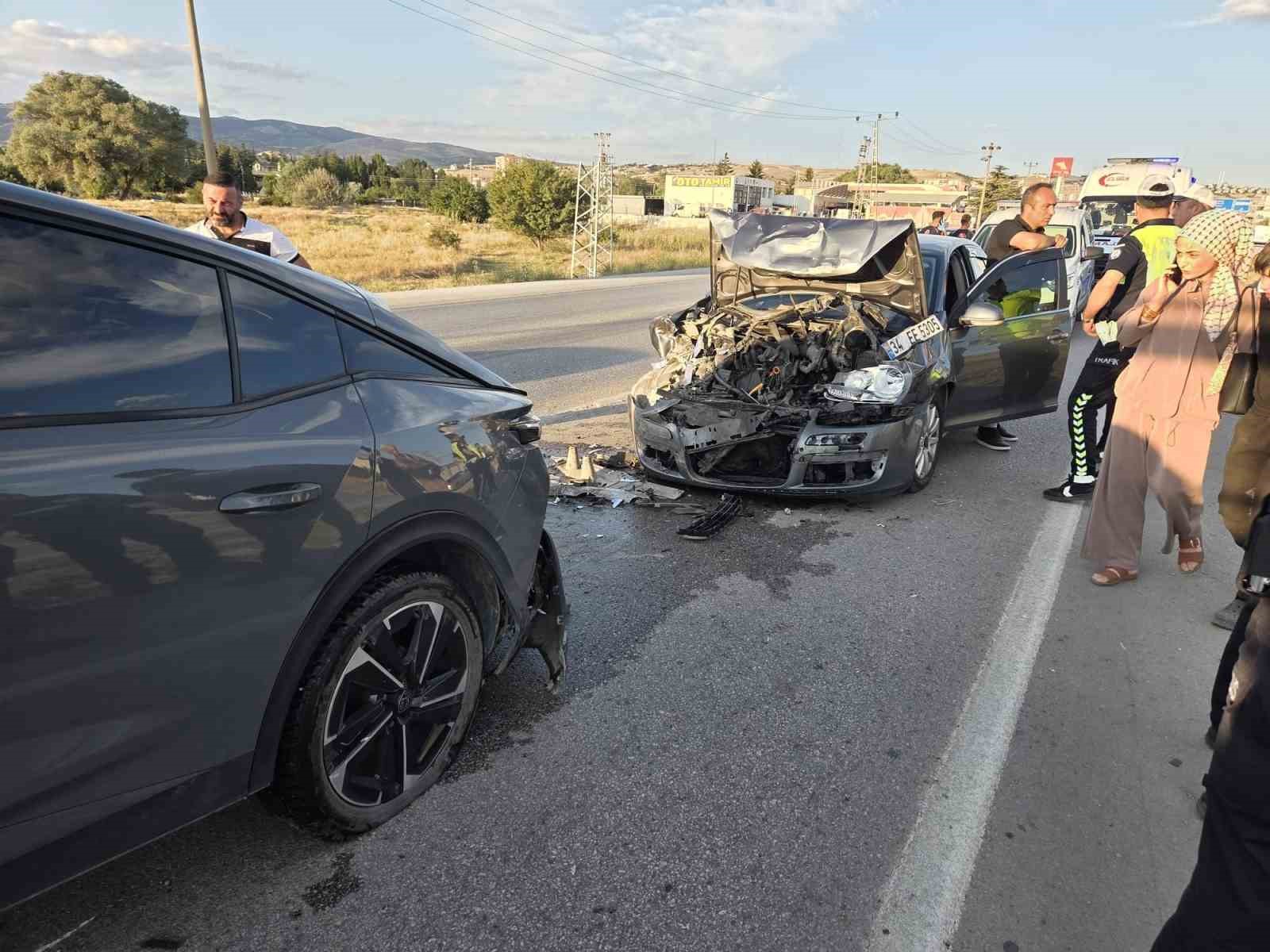 ankarada zincirleme kazada 5 arac birbirine girdi 5 yarali 0 91BqJaze