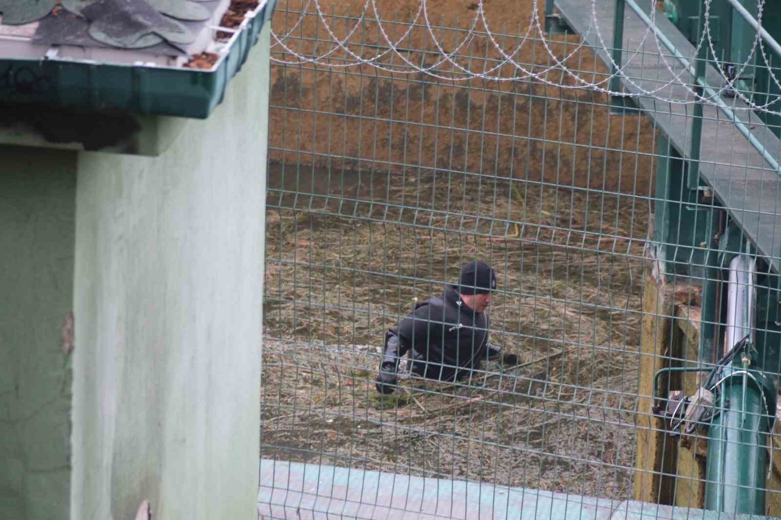 ankaradan gelen kurbaga adamlar da kayip ogretmenin arama calismasina katildi 1 z1WBDN9U