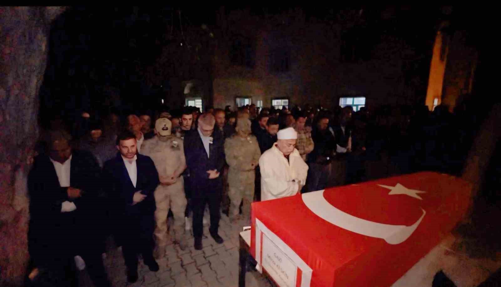 ankaradan getirilen gazi mirza keskinin naasi yuksekovada duzenlenen torenle topraga verildi 0 BACgFWR2