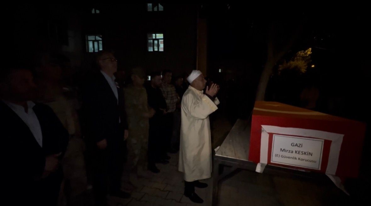ankaradan getirilen gazi mirza keskinin naasi yuksekovada duzenlenen torenle topraga verildi 14 ObZCYhLG