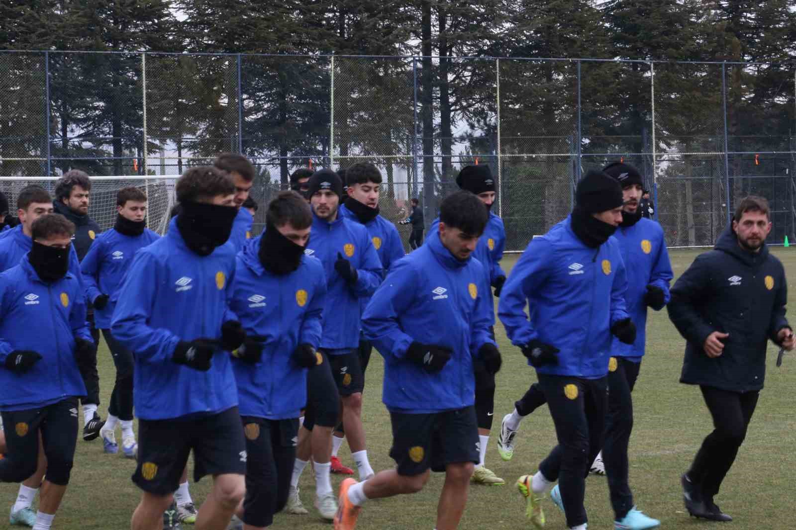 ankaragucu adana 1954 macinin hazirliklarini surduruyor 4 MMikl6Fy
