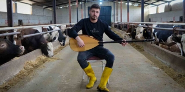 ankarali-besici-kurbanlik-hayvanlarina-saz-calip-turku-soyluyor-vaUTPEmu.jpg
