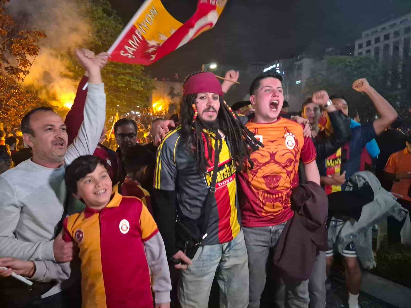 ankarali jack sparrow galatasarayin sampiyonlugunu kutladi 0 fdJ4ZQeS