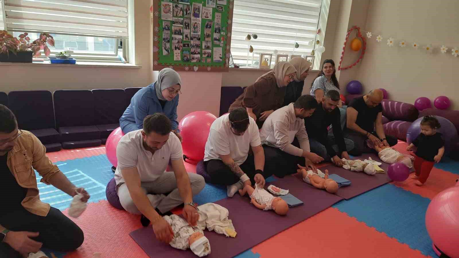 Anne adayları "Her Gebeye Bir Ebe" uygulamasıyla korkularını yeniyor 5 anne adaylari her gebeye bir ebe uygulamasiyla korkularini yeniyor 1 rPXVWLus