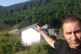 Sıcaktan bunalan gençler atlarıyla Van Gölü’nde serinledi 1 thumbnail
