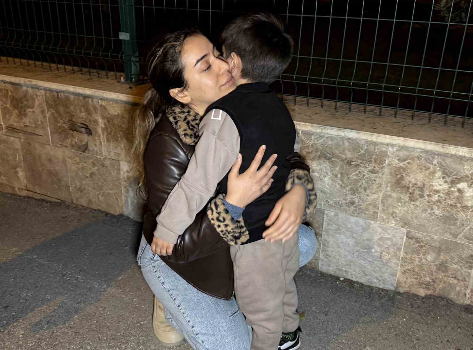 anne cocuguna 15 yil sonra polis merkezinde kavustu 0 Lb9kJuDv