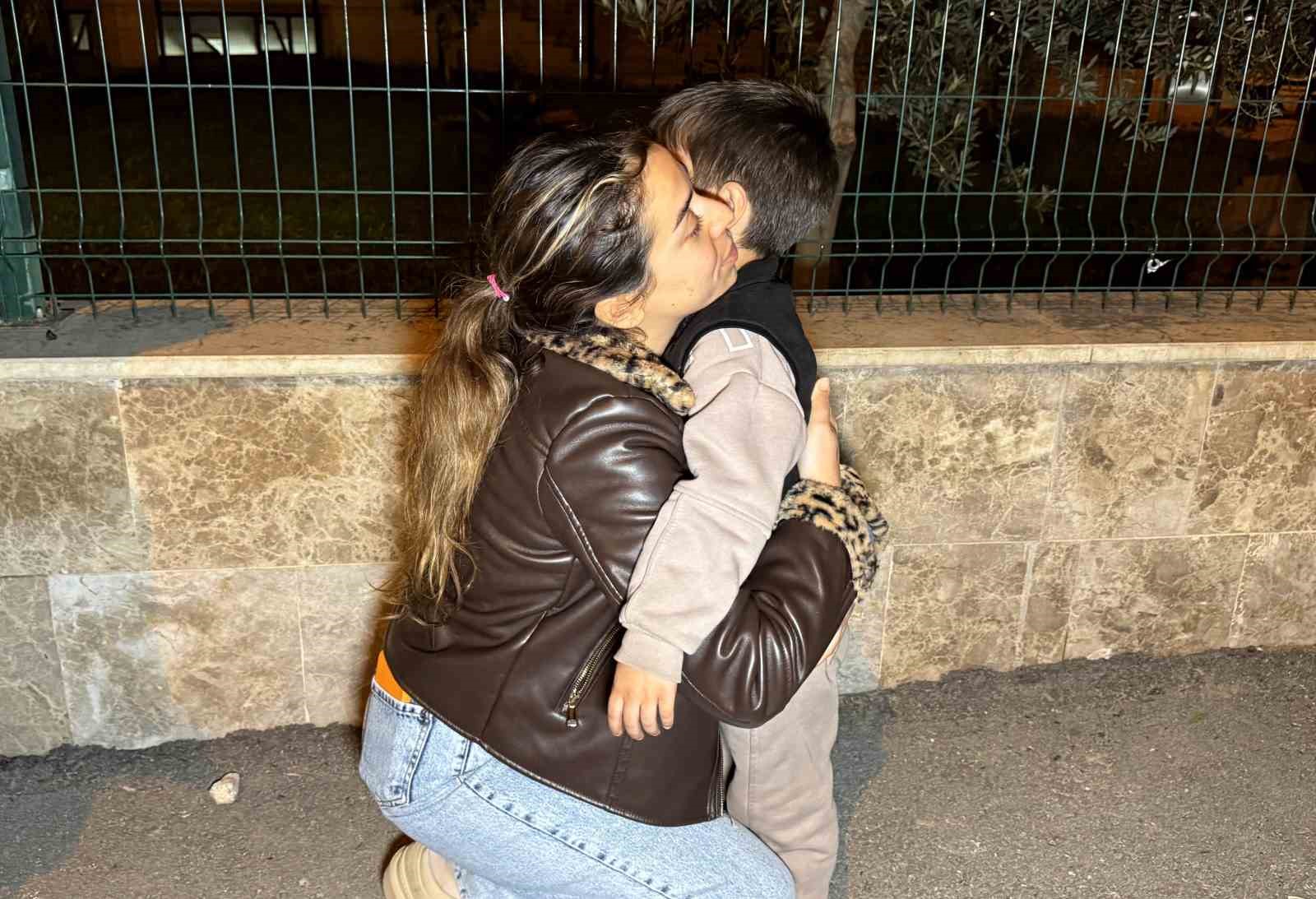 anne cocuguna 15 yil sonra polis merkezinde kavustu 3 JEf6AtM6
