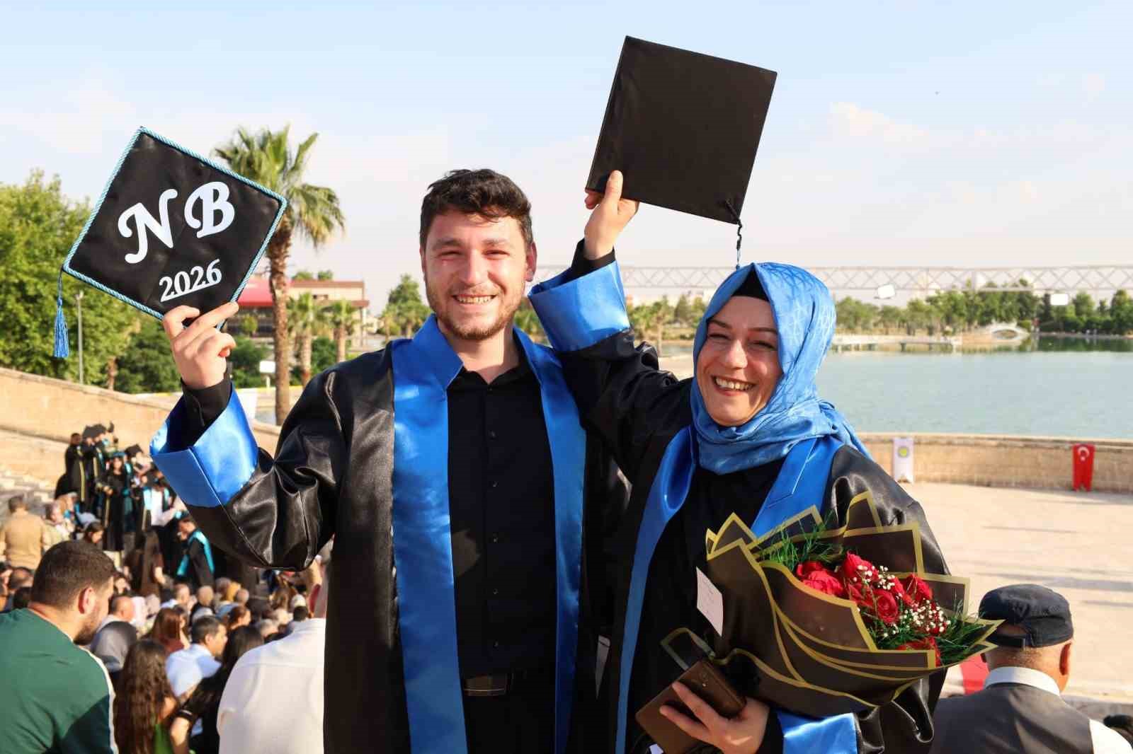 anne ile oglu ayni siradan mezun oldu 1 nbNRed6K