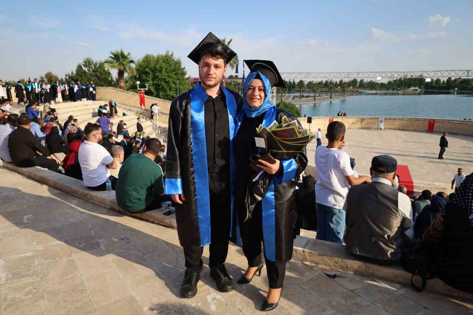 anne ile oglu ayni siradan mezun oldu 2 zRwBRkFP