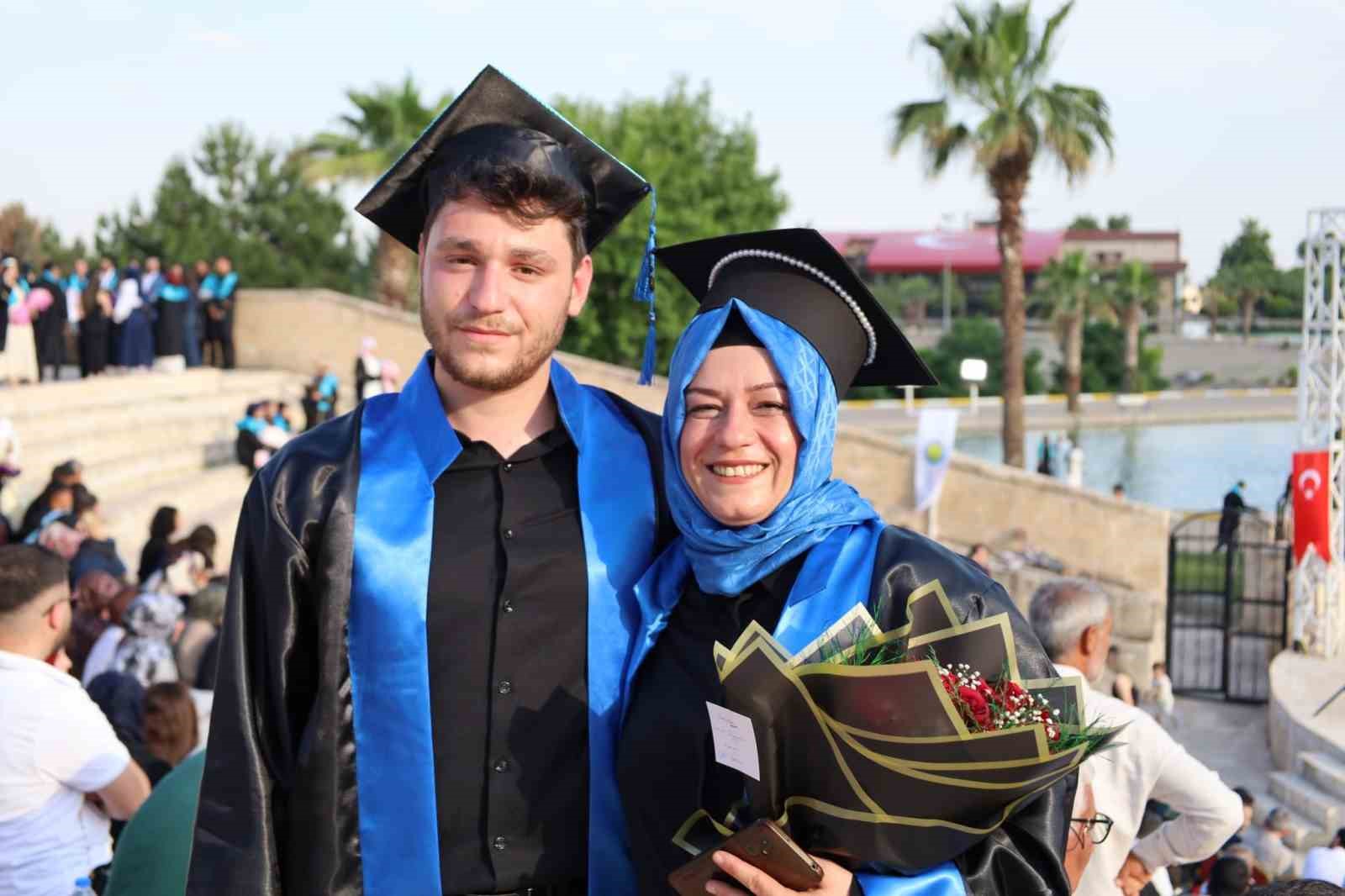 anne ile oglu ayni siradan mezun oldu 3 v1jlMGi9