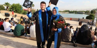 anne-ile-oglu-ayni-siradan-mezun-oldu-k5m3HHSO.jpg