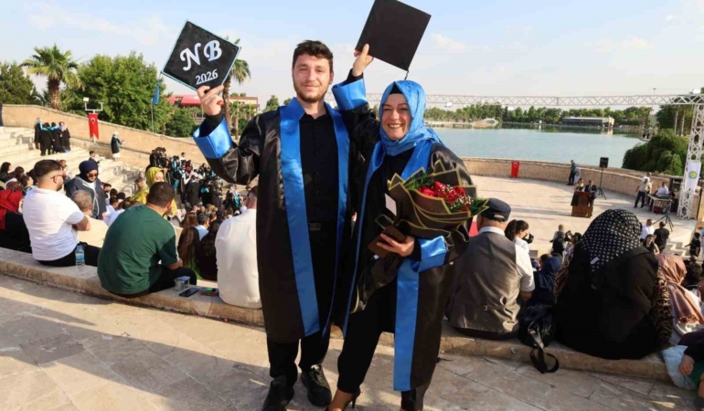 anne-ile-oglu-ayni-siradan-mezun-oldu-k5m3HHSO.jpg