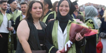 anne-kizin-universite-yolculugu-mezuniyetle-taclandi-cEaHlMkp.jpg